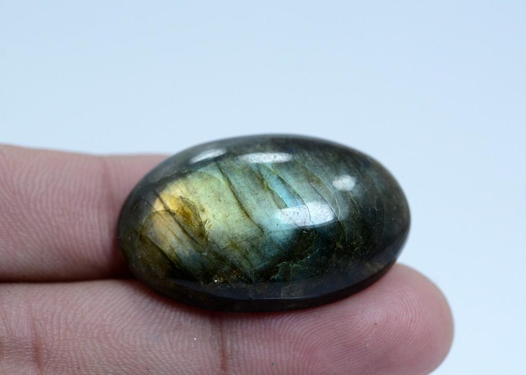 48.30 CT Beautiful Labradorite Cab: Title: 48.30 CT Beautiful Labradorite Cab Origin: Africa Weight: 48.30 Carat Size/Dimensions: 34x21x8 mm Reserve: $25.00 Shipping: Domestic: Flat-rate of $12.00 to anywhere within the contiguous U.S.