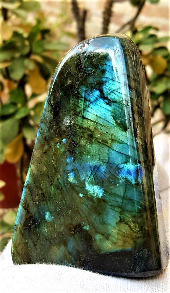 368.7 Grams Colorful Labradorite Healing Tumble: Title: 368.7 Grams Colorful Labradorite Healing Tumble Gemstones: Mineral Carat Weights: 368.7 Grams Size/Dimensions: 96X63.5X35 mm Additional Info: 368.7 Grams Colorful Labradorite Healing Tumble Res