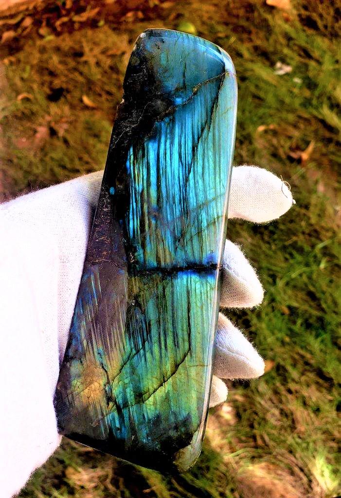 Fire Labradorite Healing Tumble - 397.6 Grams: Title: Fire Labradorite Healing Tumble - 397.6 Grams Gemstones: Mineral Carat Weights: 397.6 Grams Size/Dimensions: 52X140X30 mm Additional Info: Fire Labradorite Healing Tumble - 397.6 Grams Reserve: