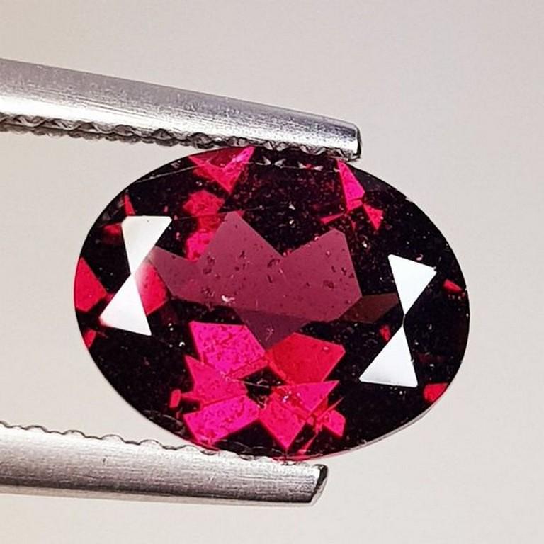 Natural Rhodolite Garnet Oval Cut 2.21 ct: No Reserve! Title: Natural Rhodolite Garnet Oval Cut 2.21 ct Color/Clarity: VVS - VS Carat Weight: 2.21 Dimensions: 9.01 x 7.15 x 4.01 Additional Information: Oval - Burma Shipping: Domestic: Flat-ra