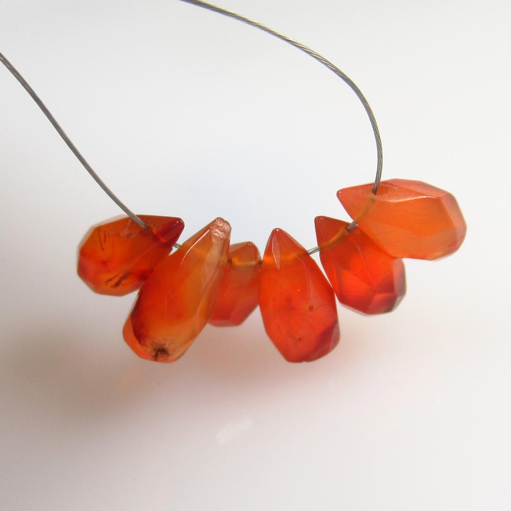 9.37 Ct Natural 6 Orange Carnelian Pear Beads: No Reserve! Title: 9.37 Ct Natural 6 Orange Carnelian Pear Beads Stone Clarity: Semi-Transparent Gemstone: Natural Carnelian Beads Carat Weight: 9.37 Size/Dimensions: 9.9x5.4 to 10.3x5.1 mm / 6 PC's A