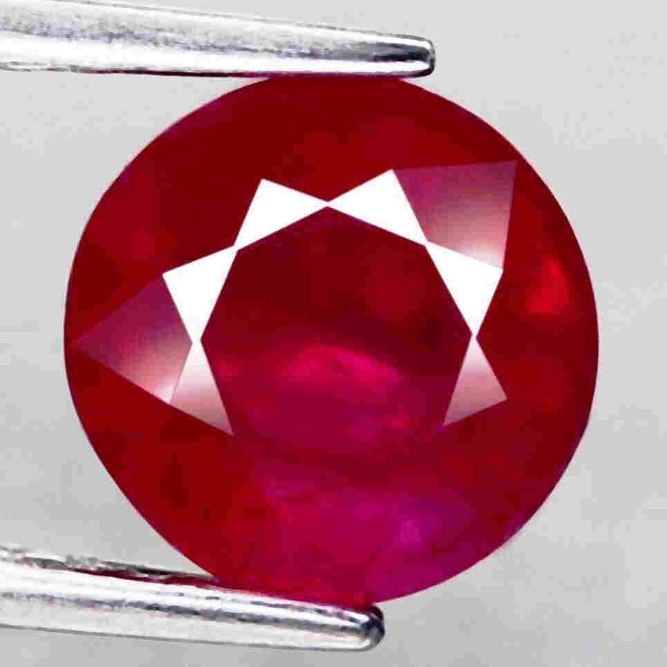 1,73 cts Natural Round Blood Red Ruby (1 of 3)