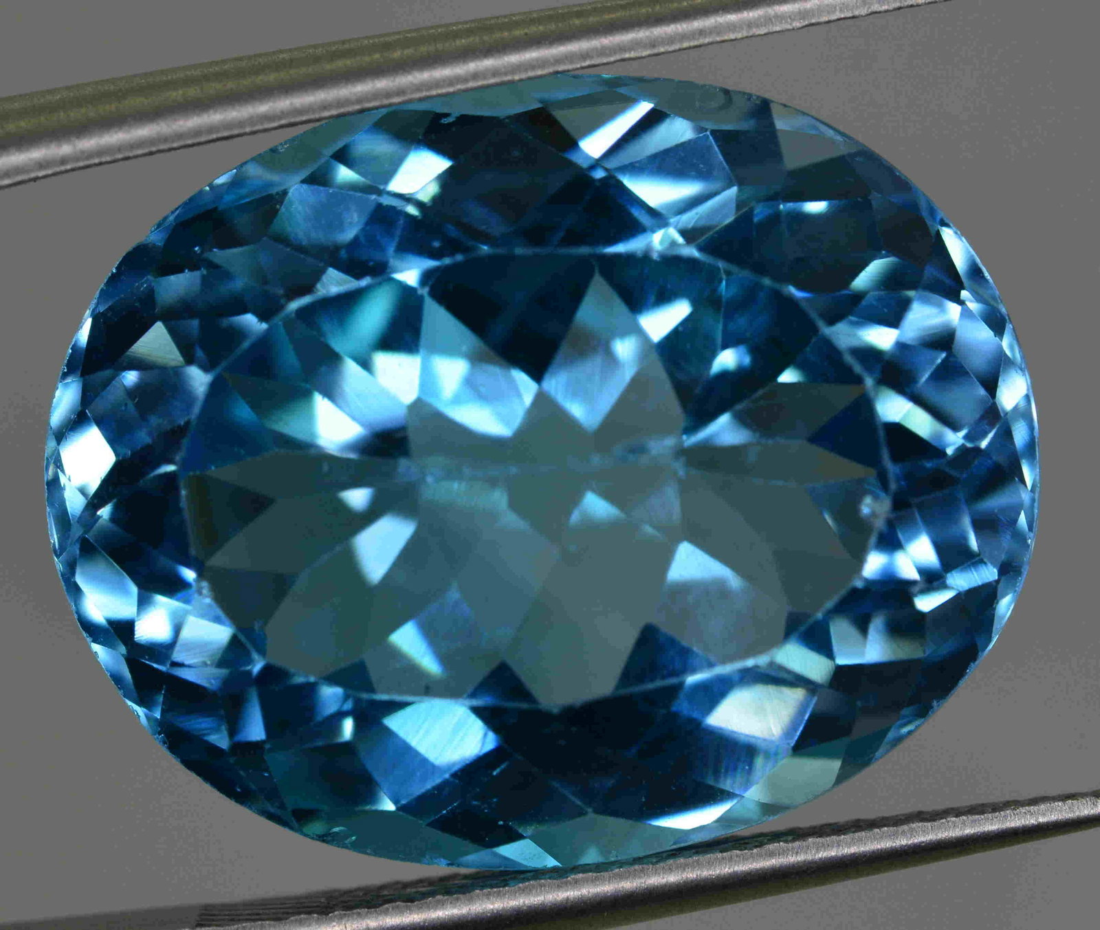 17.7 Carats Swiss Blu Topaz ~ 18x14x9 MM: Title: 17.7 Carats Swiss Blu Topaz ~ 18x14x9 MM Origin: Swiss Gemstones: Topaz Carat Weights: 17.7 Carats Size/Dimensions: 18x14x9 MM Additional Information: Natural Reserve: $70.00 Shipping: Dom