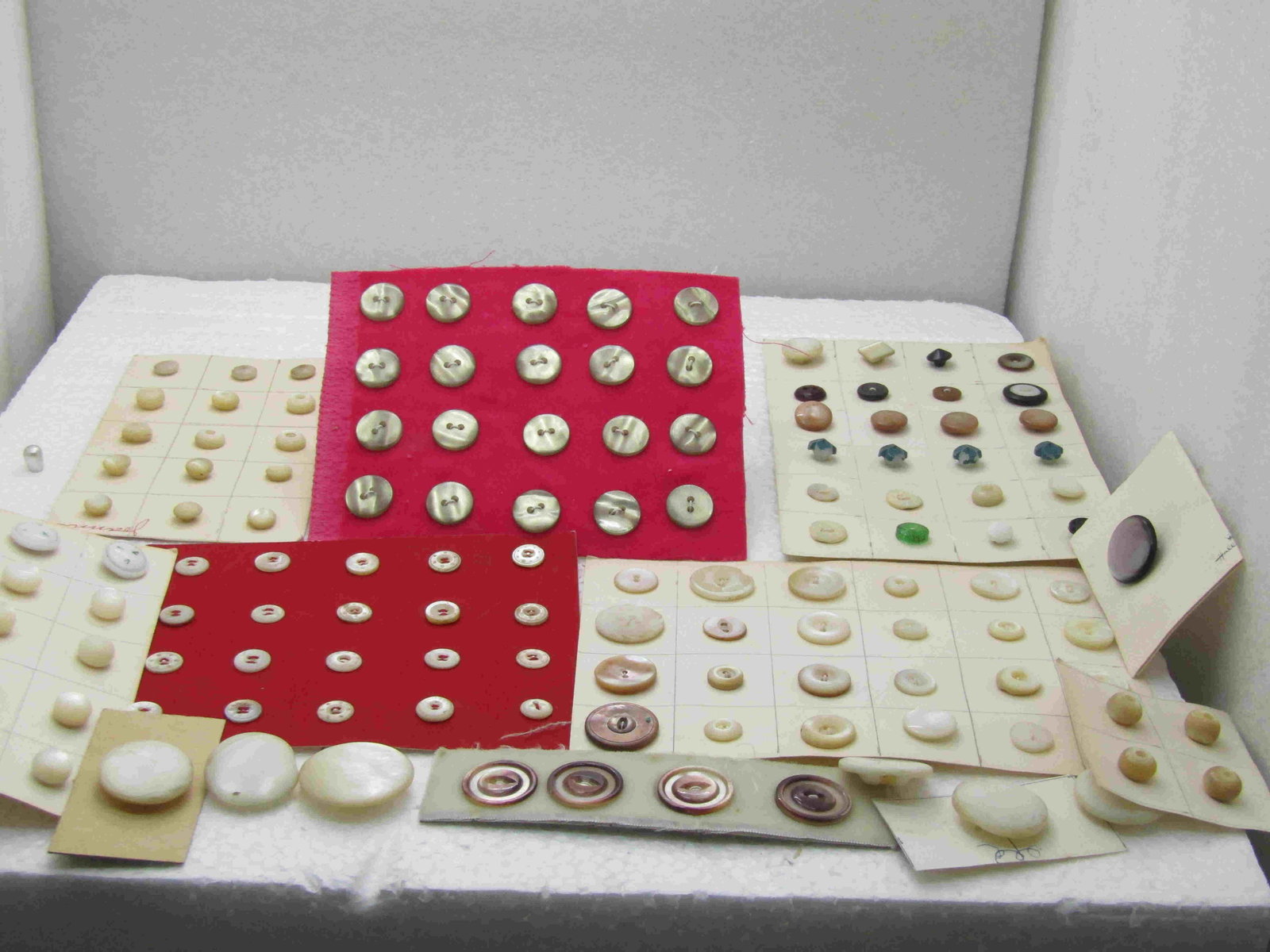 Vintage over 100 Button Lot, White Mother-of-Pearl,: Vintage over 100 Button Lot, White Mother-of-Pearl, Decorative Buttons, Victorian to 1940's, early shank buttons. See all photos, over 100 buttons in a mixed lot. Mostly very good condition. From the 