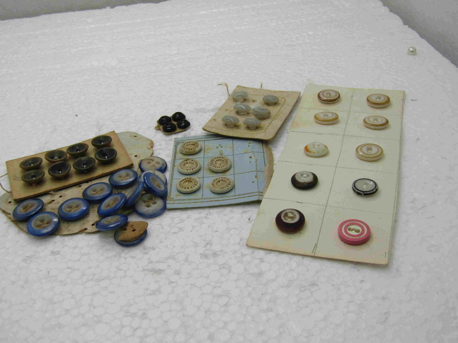 40+ Victorian to 1940's Sewing Button Lot, 1/4" to: 40+ Victorian to 1940's Sewing Button Lot, 1/4" to 5/8", Mix of Glass & Plastic and many matches. Best to look at photos for the colors, shapes, and designs. Very good condition. Came from the estate 