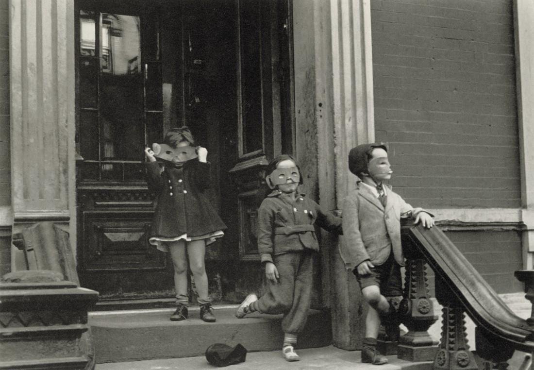 HELEN LEVITT - Three Kids on a Stoop, 1940 (1 of 1)