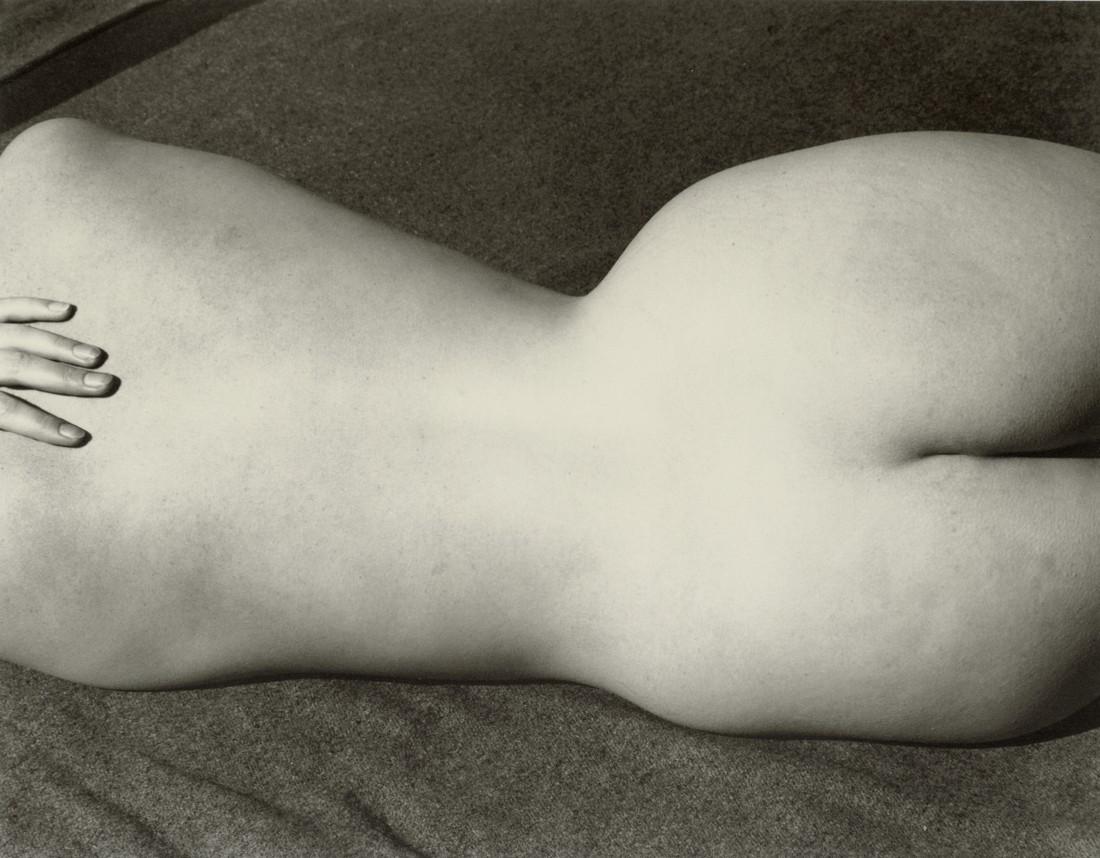 EDWARD WESTON - Nude, 1935: Artist: EDWARD WESTON Title: Nude, 1935 Medium: Sheet Fed Gravure, 1989, USA Dimensions: 9.5x7.4" Description: Heat Wax Mounted on 11x14" Conservation Board Artist Bio: Edward Henry Weston was a 20th-