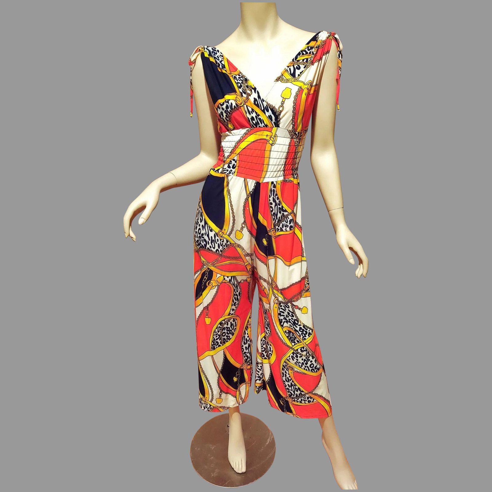 Vtg 1970's wide leg printed Jumpsuit silk jersey blend: Gucci Inspired design Print. Very Beautiful wide leg Jumpsuit from the early 70's and true to the Era. Elastic wide stitched waist. Pussy bow at shoulders and V neck. Size-S/M In very good vintage con