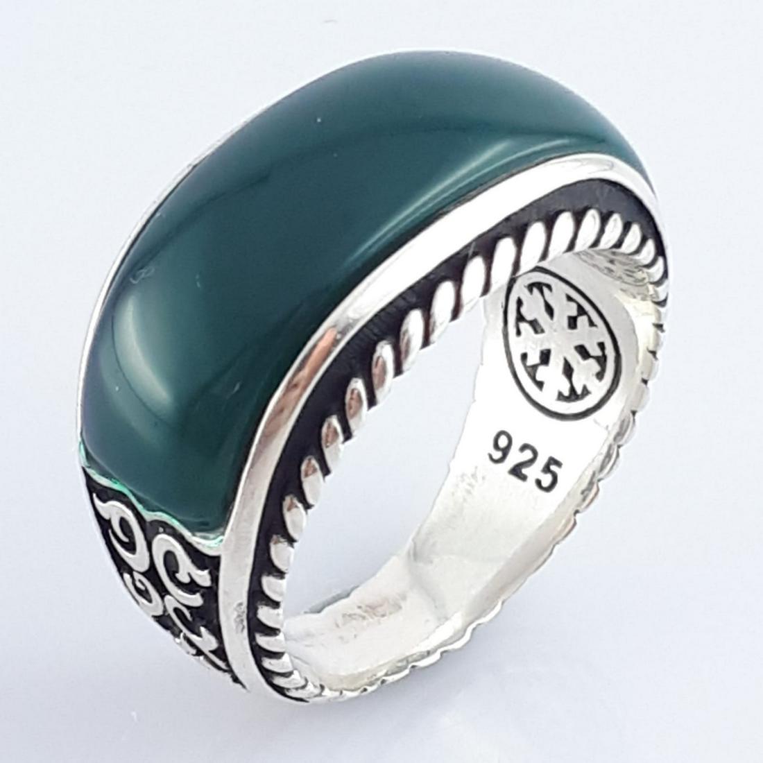 925 Sterling Silver - Ring: Ring Gender : Men Material : 925 Sterling Silver Weight : 0,31 ozt. / 9,6 gr Condition : New / Unused Size : US:8½ , EU:58.3 , UK:Q , D:18.5 mm Free resizing on demand Item no:A223C -- SHIPMENT -- It
