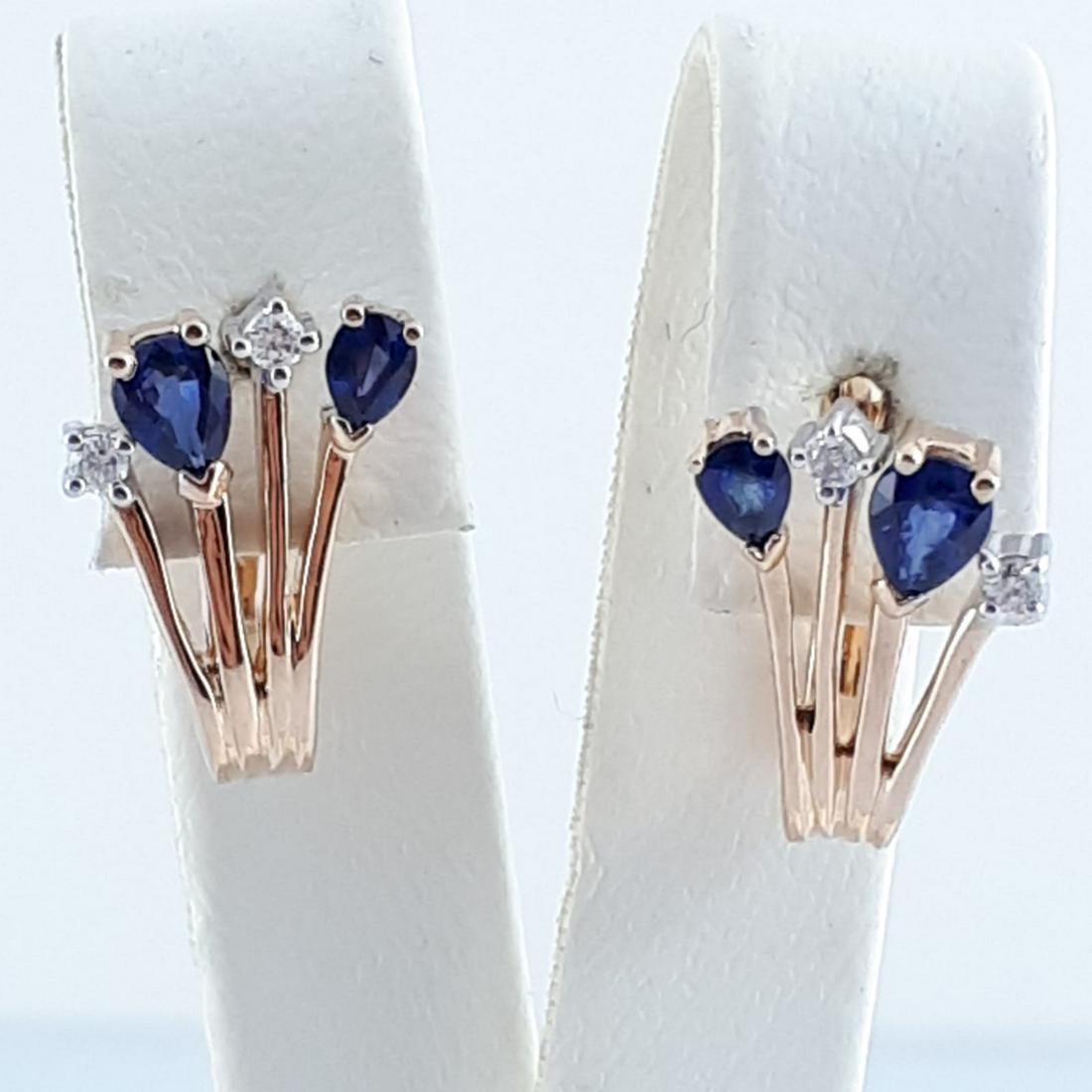 14K Pink Gold - Earring: EarringGender : WomenMaterial : 14K Pink GoldDiamond : Total 0,09 ct / 2 pcs brillant cut H VS Saphire : 4 pcs Pear cut 0,80 ctTotaL Weight :0,15 ozt. / 4,6 gr Lenght :0,79 inch / 2 cm Condition : NEW