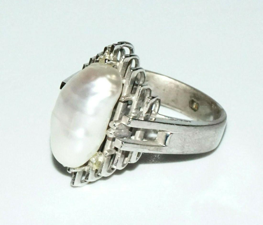 Vintage Modern 14k White Gold Ring Sz 7 Baroque Pearl: Up for sale from a recent estate in Honolulu Hawaii, this Vintage Modernist US 14k white gold ladies ring in a size 7 that is center set with a large Baroque pearl (approx. 15mm x 8.5mm). The conditio