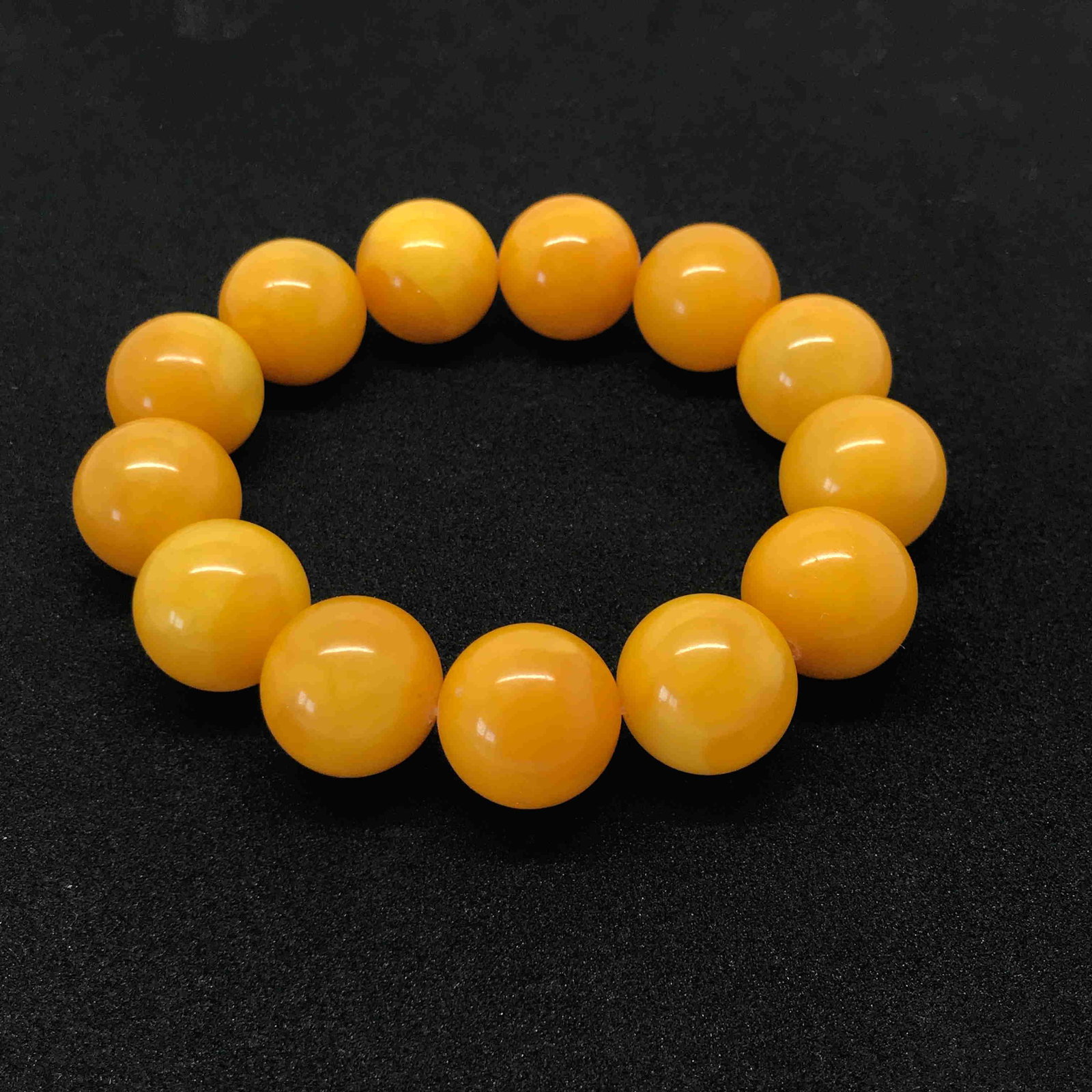 Splendid Amber Bracelet made from Round Amber beads: Title: Splendid Amber Bracelet made from Round Amber beads Metal: None Gemstone: Amber Weight: 34.8 g Size: Bead size: 17.0 mm Bead size: 0.669 inches Made Of: Reconstituted Amber Additional Informati