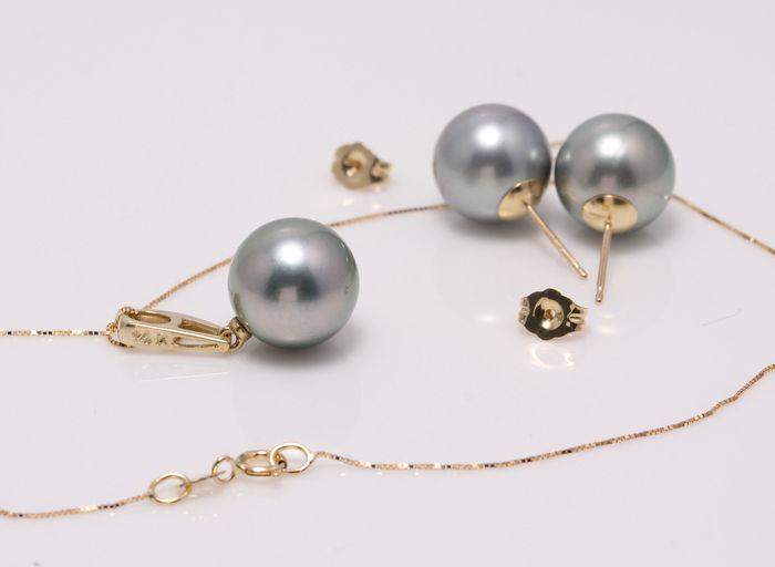 18 kt. Yellow gold - 11x12mm Round Tahiti Pearls -: Title: 18 kt. Yellow gold - 11x12mm Round Tahiti Pearls - Earrings, Necklace, Set Description: Emerging from the tropical lagoons of French Polynesia, these 3 pearls have a natural beautiful tahitian 
