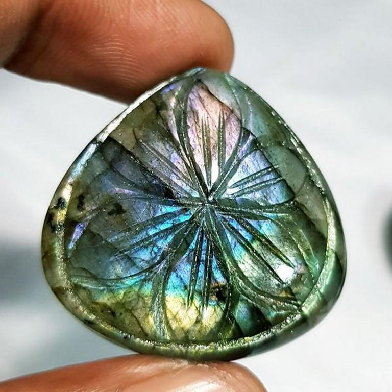 Natural Labradorite Pear Flower Cabochon 67.25 Ct: No Reserve! Title: Natural Labradorite Pear Flower Cabochon 67.25 Ct Color/Clarity: Opaque Gemstones: Loosegemstone Carat Weights: 67.25 Size/Dimensions: 31.40 x 30.14 x 8.85 Additional Information: P