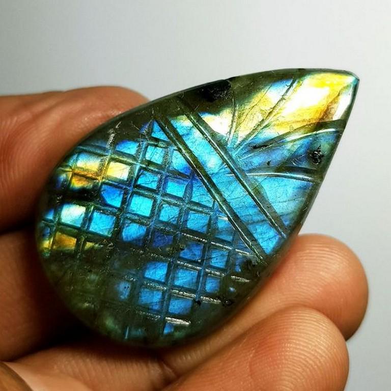 Natural Labradorite Pear Flower Cabochon 68.91 Ct: No Reserve! Title: Natural Labradorite Pear Flower Cabochon 68.91 Ct Color/Clarity: Opaque Gemstones: Loosegemstone Carat Weights: 68.91 Size/Dimensions: 41.77 x 26.54 x 8.05 Additional Information: P