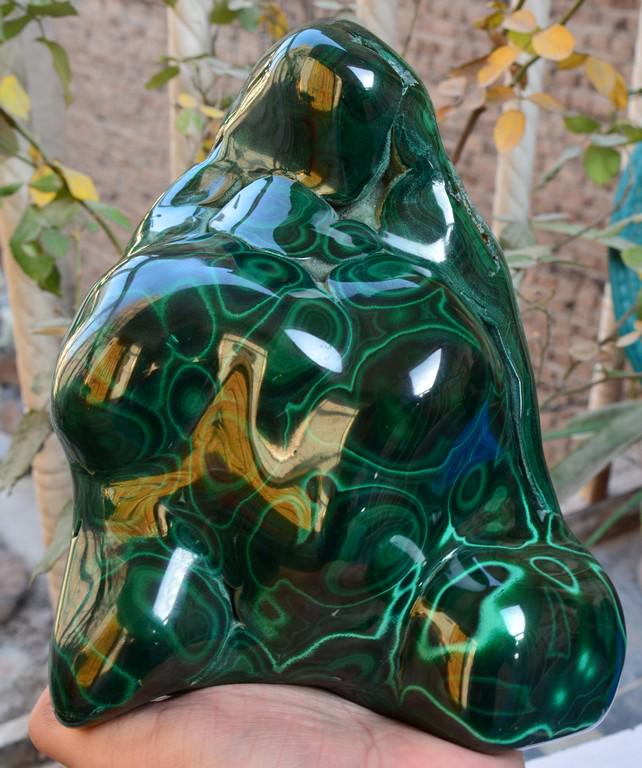 4.5 kg Amazing Malachite tumble Collection Pieces with: Title: 4.5 kg Amazing Malachite tumble Collection Pieces with Stand Origin: Russia Weight: 4.5 Kg Size/Dimensions: 225 x 160 x 80 MM Additional Information: Natural Color Stone Weight : 4025 Grams, St