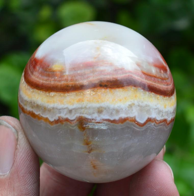 180 Grams Beautiful Onix Round Sphere: Title: 180 Grams Beautiful Onix Round Sphere Origin: Pakistan Weight: 180 Grams Size/Dimensions: 50 mm Additional Information: Natural Reserve: $20.00 Shipping: Domestic: Flat-rate of $25.00 to anywh