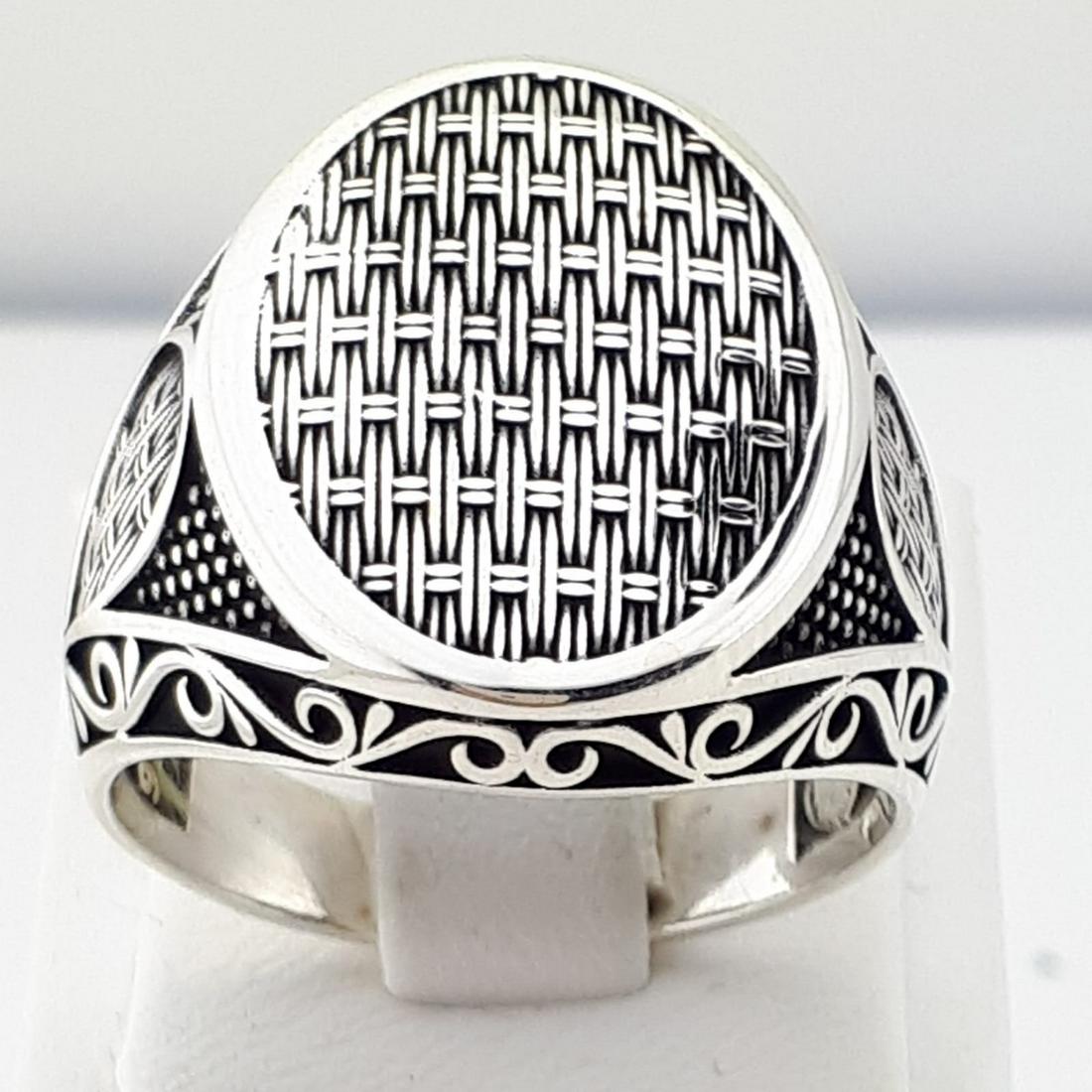 925 Sterling Silver - Ring: Ring Gender : Men Material : 925 Sterling Silver Weight : 0,39 ozt. / 12,22 gr Condition : NEW / Unused Size : US:12½ , EU:68.5 , UK:Y , D:22 mm Free resizing on demand Item