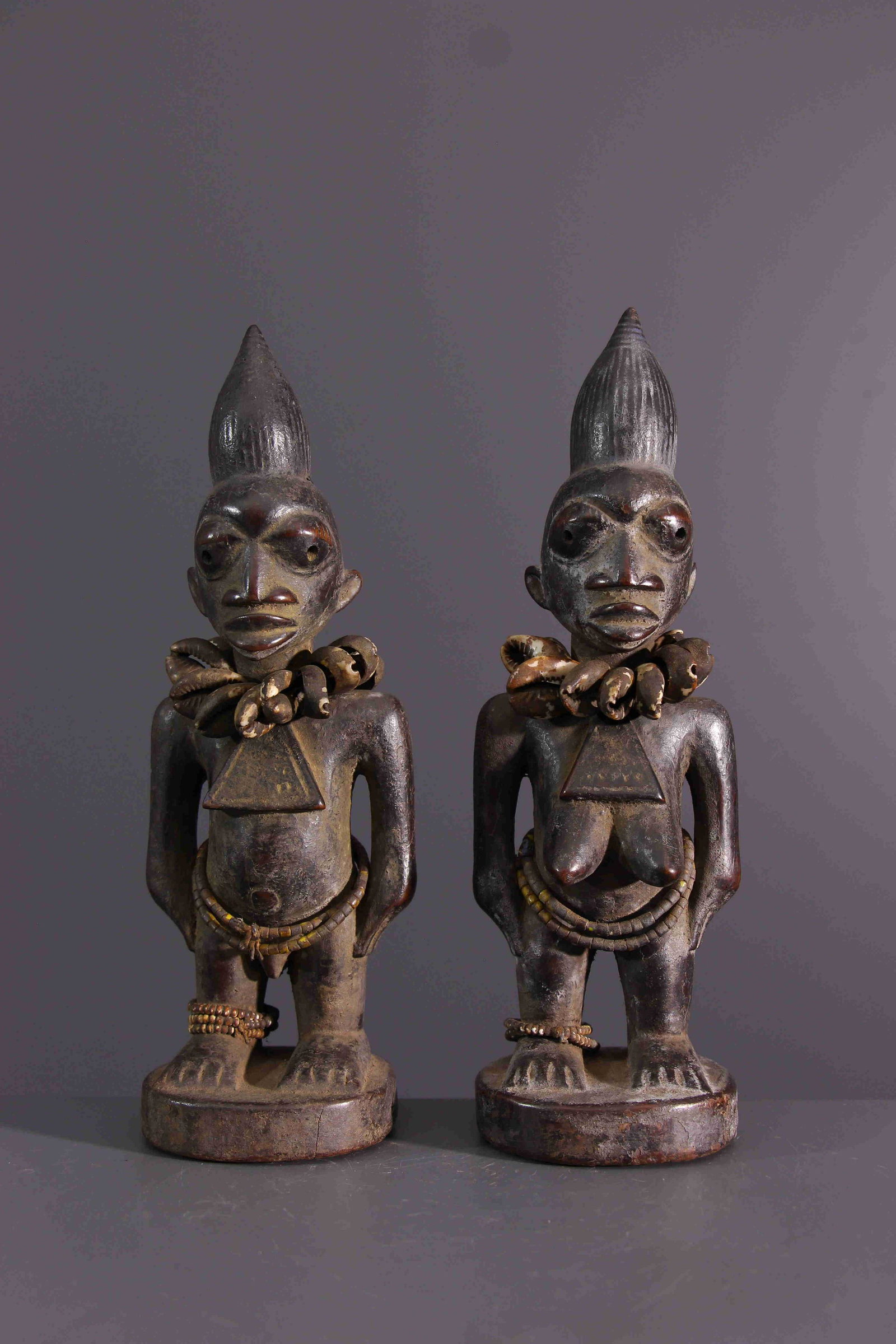 Couple of figures ibedji Yoruba - Nigeria - African Art: Title: Couple of figures ibedji Yoruba - Nigeria - African Art Tribal Art Description: Wearing only protective adornment cauris necklaces, these doll statuettes (statues), evoking twins, have a conica