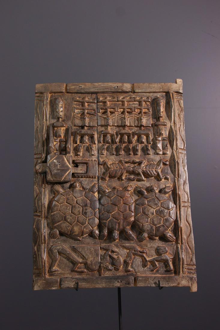 Dogon wood shutter door - Mali - African Art Tribal Art: Title: Dogon wood shutter door - Mali - African Art Tribal Art Description: The systems of closure of Sudanese regions in African art. This flap is made up of an assembly of two vertical planks. It ha