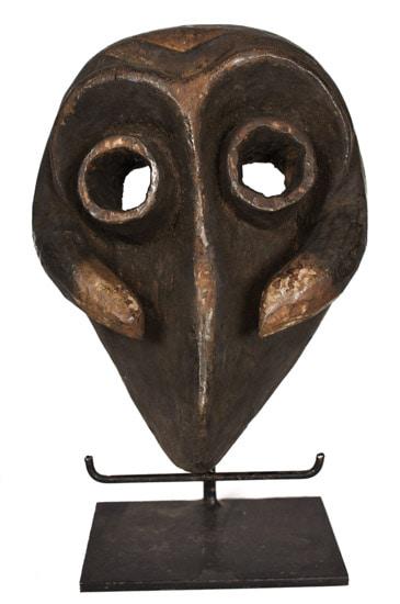 Mask – Wood – Pende – DR Congo: No Reserve! Title: Mask – Wood – Pende – DR Congo Description: Stylistic wooden eastern PENDE mask from former Belgian Congo. Good condition with traces of tribal use. The Pende people of the De