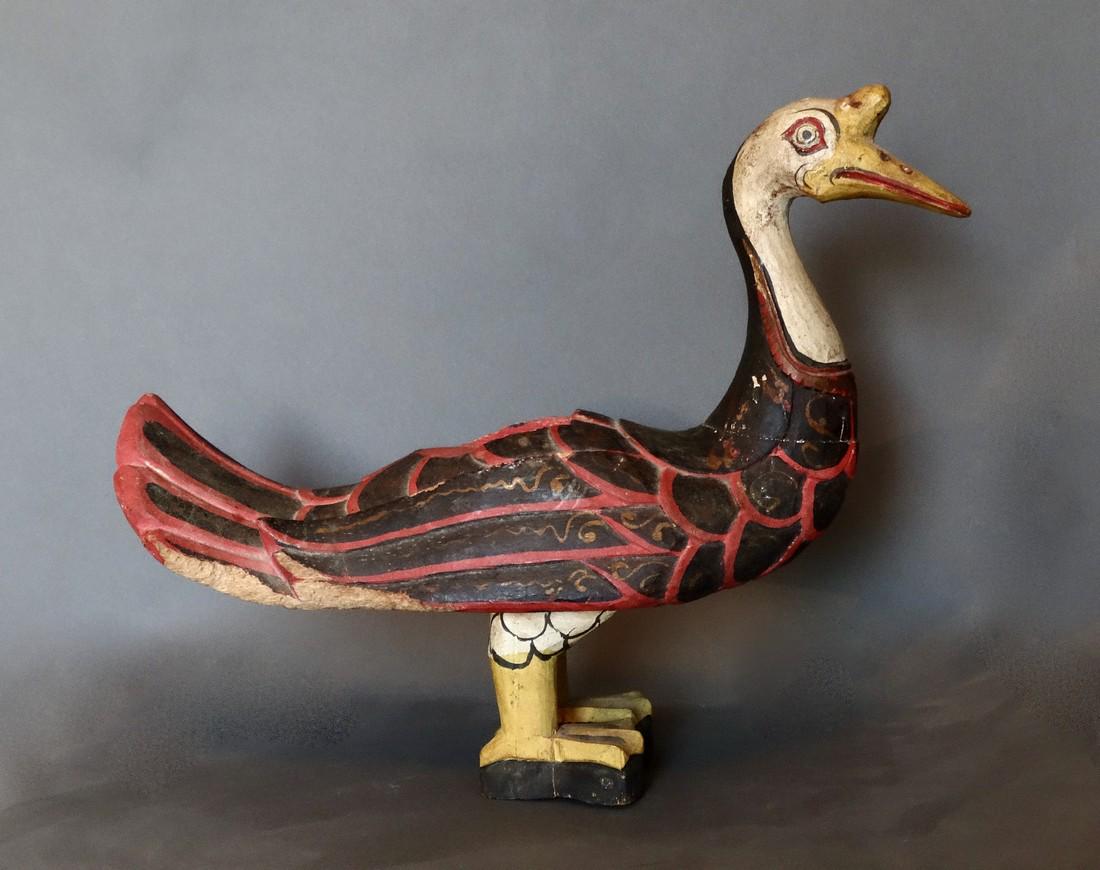 Polychrome bird container - Wood - Batak - Indonesia: No Reserve! Title: Polychrome bird container - Wood - Batak - Indonesia Description: 2nd half 20th century, a container of wood painted in the representation of a mute swan. The cover is on the back, 