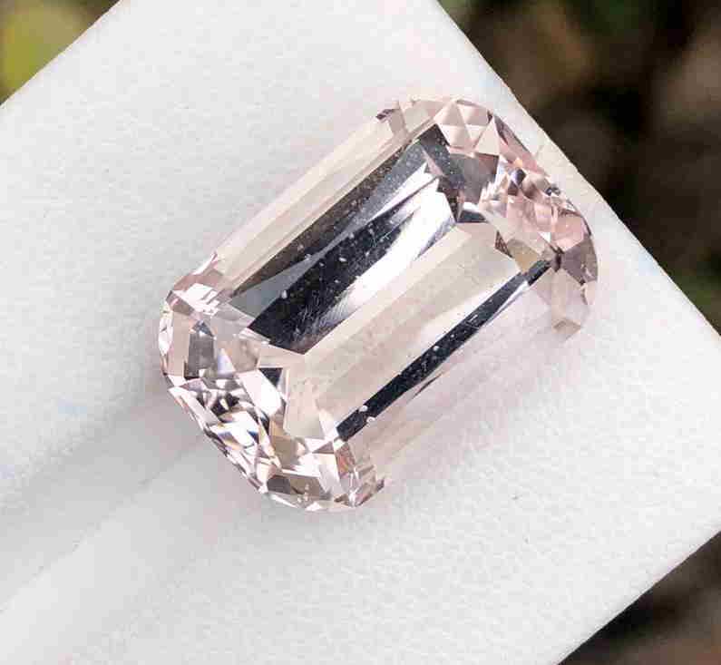 17 Carats Beautiful Morganite Gemstone: Title: 17 Carats Beautiful Morganite Gemstone Origin: Pakistan Gemstones: Morganite Carat Weights: 17 Carats Size/Dimensions: 18x13x10 MM Additional Information: Natural Reserve: $120.00 Shipping: