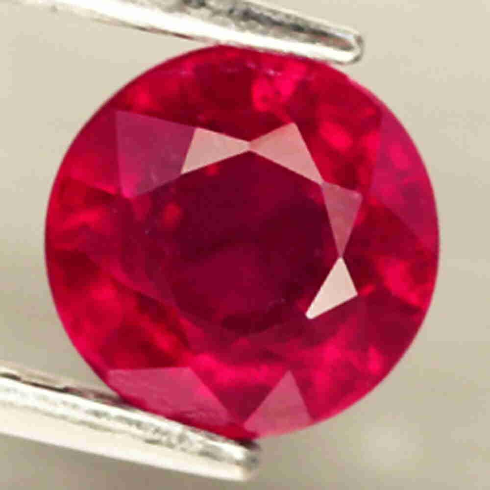 1,23 cts Natural Round Blood Red Ruby (1 of 3)