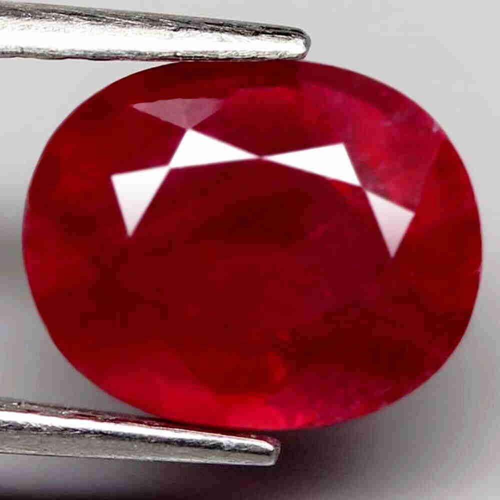 1,66 cts Natural Oval Blood Red Ruby (1 of 3)
