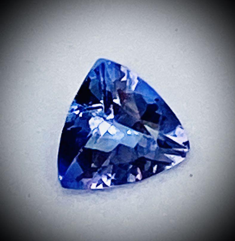 Tanzanite AAA Trillion Cut VVS 0.66 cts: Title: Tanzanite AAA Trillion Cut VVS 0.66 cts Description: 1 x Tanzanite: AAA - VVS - Shape: Trillion - Weight: 0.66 - Colour: AAA Bluish Violet (INTENSE BLUISH VIOLET) - Clarity: VVS - Size: 5mm - T