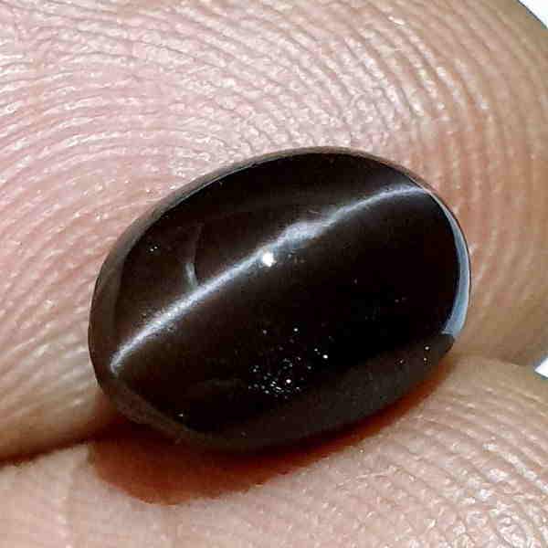 Natural Scapolite Cat's Eye 4.07 ct: No Reserve! Title: Natural Scapolite Cat's Eye 4.07 ct Color/Clarity: Opaque Gemstones: Loosegemstone Carat Weights: 4.07 Size/Dimensions: 9.70 x 7.10 x 7.70 Additional Information: Oval - Africa Ship
