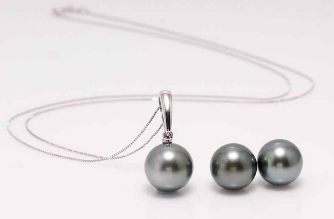 18 kt. White Gold - 10x11mm Peacock Tahitian Pearls -: Title: 18 kt. White Gold - 10x11mm Peacock Tahitian Pearls - Set Description: Emerging from the tropical lagoons of French Polynesia, these 3 pearls have a natural beautiful peaock green color with ey