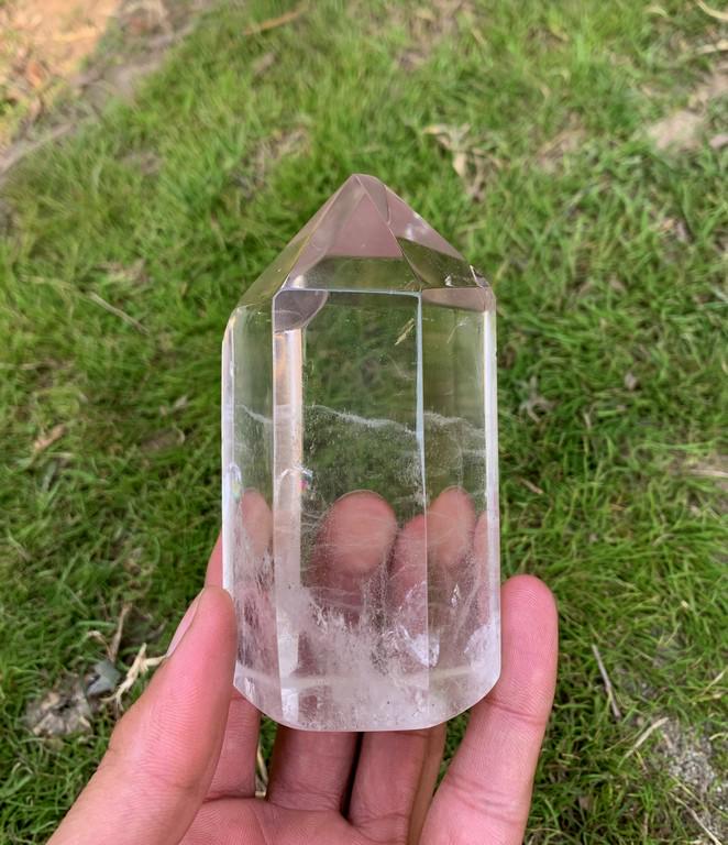 385 Gram Top Quality Clear Polished Quartz Tower: Title: 385 Gram Top Quality Clear Polished Quartz Tower Treatment: Natural Weight: 385 Gram Size/Dimensions: 96x51x49 mm Origin: Pakistan Reserve: $120.00 Shipping: Domestic: Flat-rate of $15.00 to