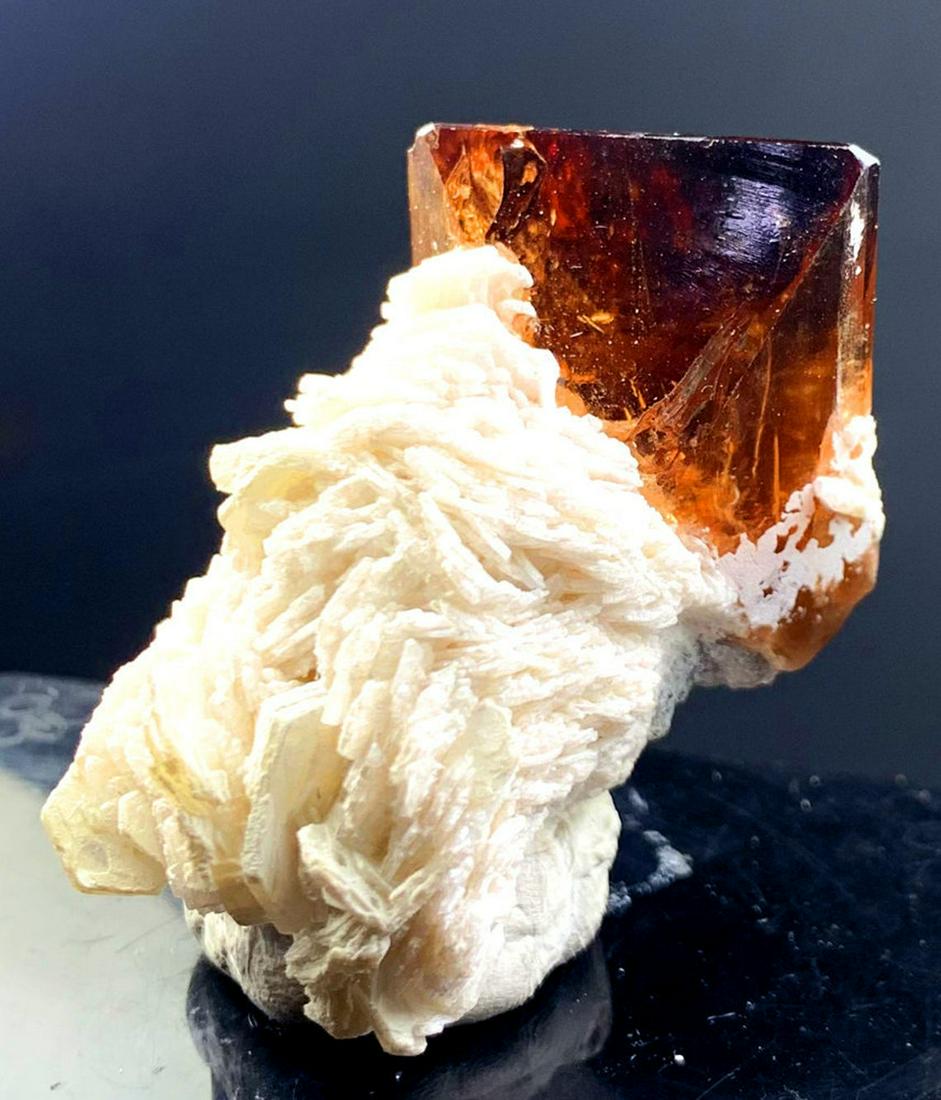 Natural Topaz Crystal With Beautiful Albite From Skardu: Materials: Gem type: Topaz Description Natural Topaz Crystal With Beautiful Albite From Skardu Pakistan - Topaz has 100% natural color. Weight : 49 g Size : 51*30*28 mm Treatment : Natural Origin : Sk