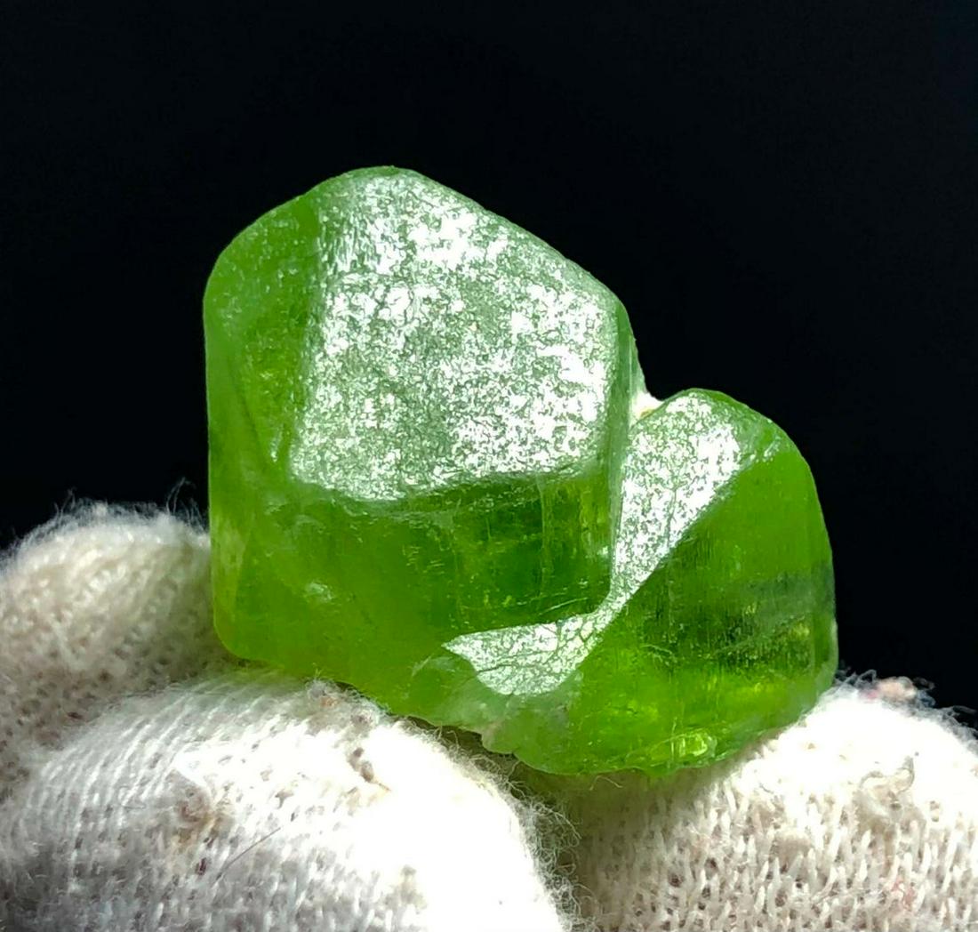Natural Peridot Twinned Crystal From Pakistan - 34.75: Materials: peridot Read the full description Carat weight: 34.75 Description Natural Peridot Twinned Crystal From Pakistan Weight - 34.75 cts Dimensions - 17*20*15 mm Origin : Supat Mine Pakistan Trea