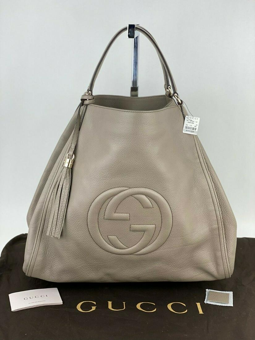 Gucci Pebbled Calfskin X Large Taupe Soho Shoulder Bag: Title: Gucci Pebbled Calfskin X Large Taupe Soho Shoulder Bag Tote Weekender B271 New Description: SKU B271 0121 Gucci SOHO Top Handle X Large Pebbled calfskin Tote This Gucci bag can hold a lot with