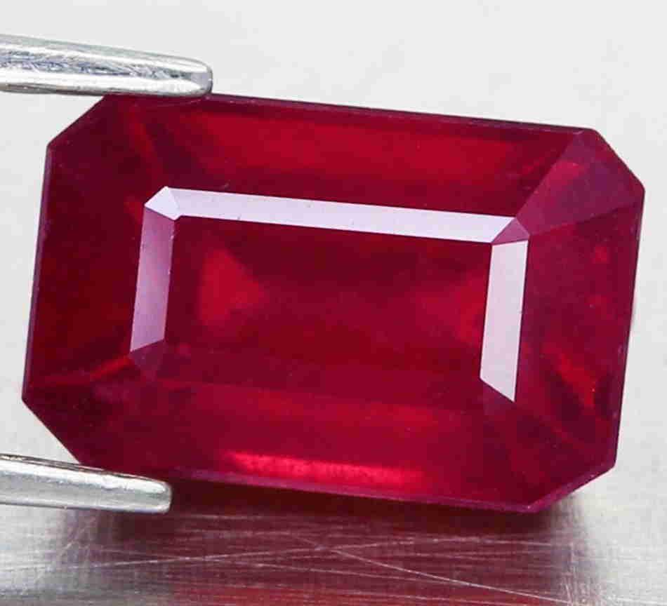 1,85 cts Natural Octagon Blood Red ruby (1 of 3)