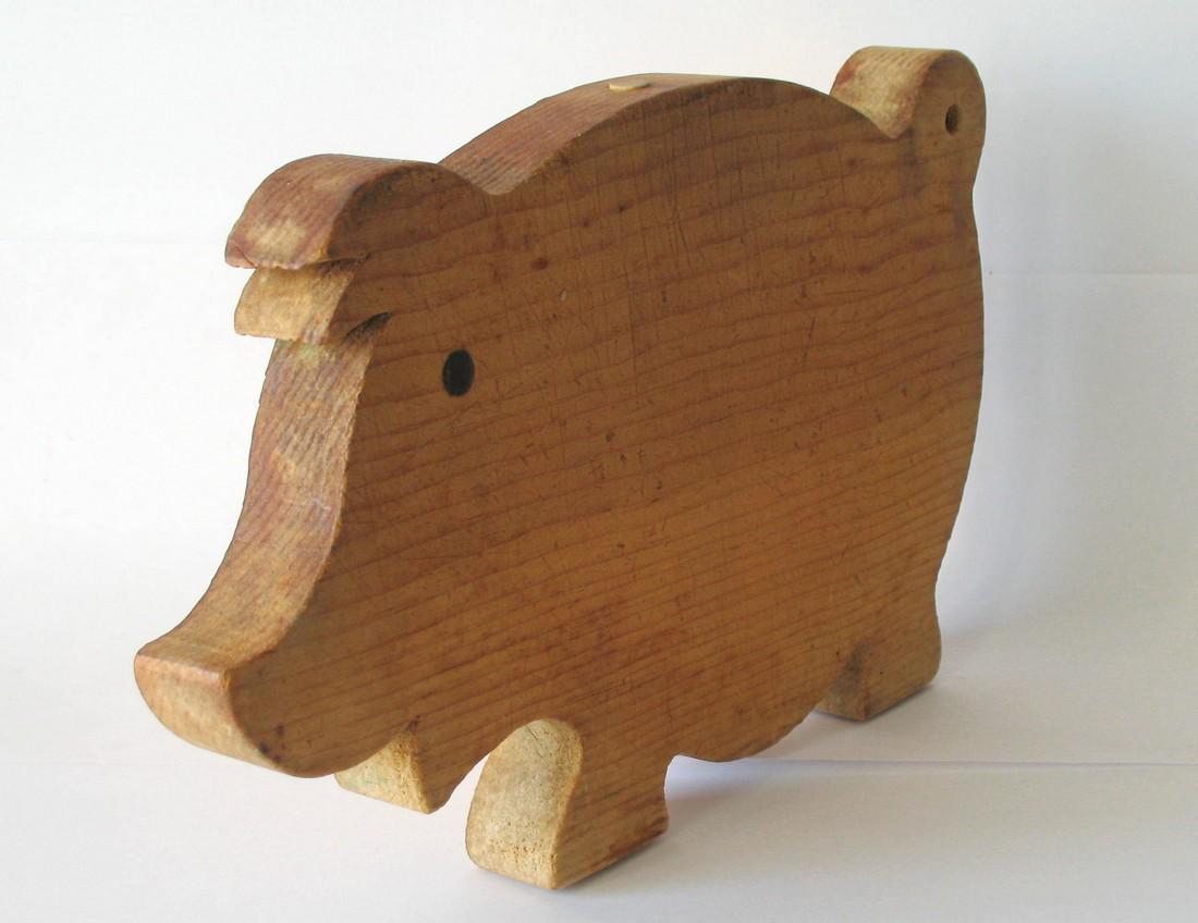 Old folk art pig cutting board. (1 of 3)