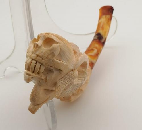 Gothic Skull Hand carved Meerschaum Pipe: Title: Gothic Skull Hand carved Meerschaum Pipe Size/Dimensions: 5.5 inch (14cm) Material: Meerschaum Description: Gothic Skull Hand carved Meerschaum Pipe,Made in Turkey Eskisehir Length:5.5 inch (14