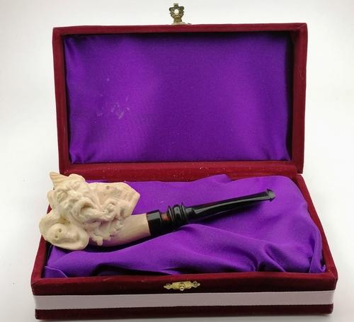 Gothic Hand carved Meerschaum Pipe: Title: Gothic Hand carved Meerschaum Pipe Size/Dimensions: 5.9 inch(15cm) Material: Meerschaum Description: Gothic Hand carved Meerschaum Pipe,Made in Turkey Eskisehir Length:5.9 inch (15cm) Head Heig