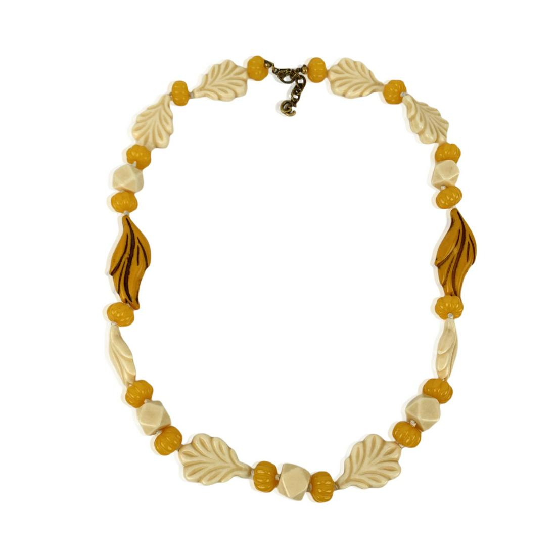 Gucci Beige Yellow Resin Leaf Bead Necklace Never Worn: Gucci necklace with ivory and yellow resin beads from 2018 fall/winter collection. Leaf-shaped beads. Lobster clasp. Small GG - Gucci charm at the end of the necklace. Total length: 35 inches - 89 cm.