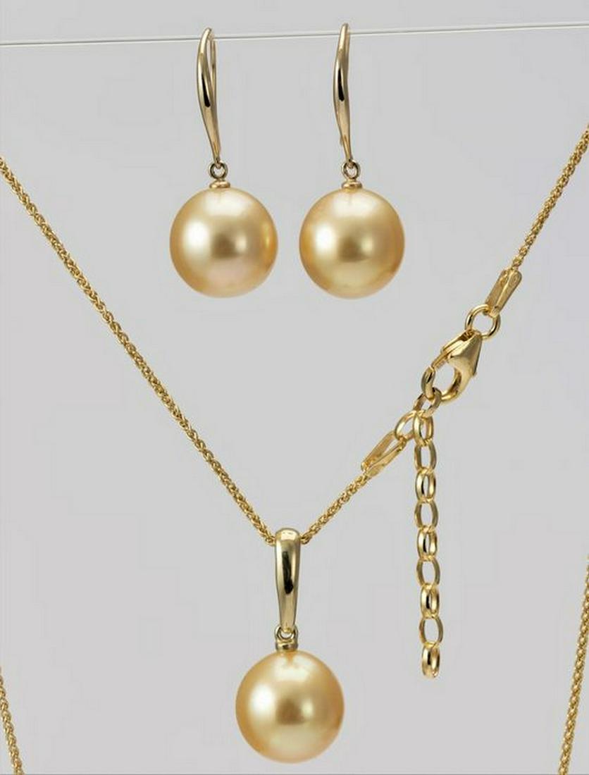 10x11mm Golden South Sea Pearls - 14 kt. Yellow gold -: Title: 10x11mm Golden South Sea Pearls - 14 kt. Yellow gold - Earrings, Necklace with pendant, Set escription: Emerging from the warm oceans of Indonesia, these 3 pearls were selected for their remark