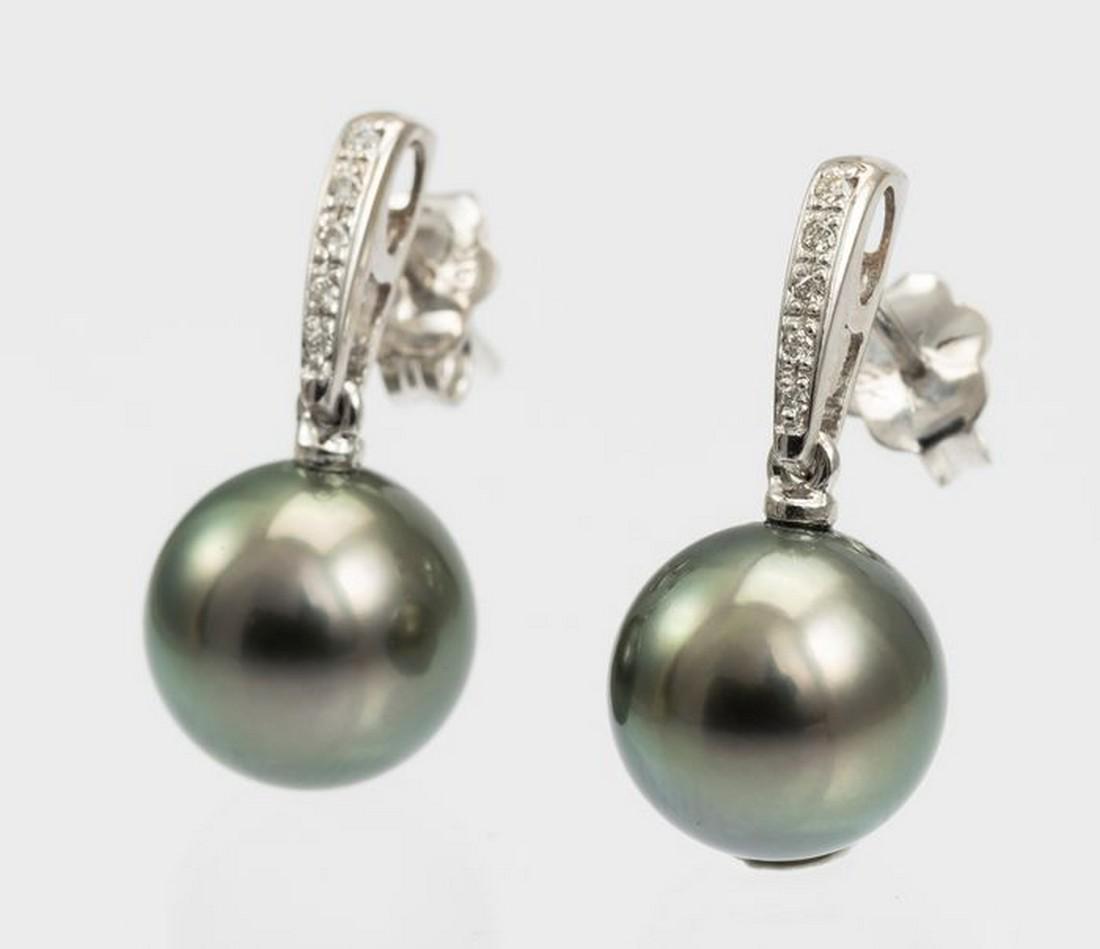 10x11mm Round Bright Tahitian Pearls - 14 kt. White: Title: 10x11mm Round Bright Tahitian Pearls - 14 kt. White gold - Earrings - 0.08 ct escription: Classic Elegance ! Produced by the Pinctada Margaritifera Oyster in the tropical lagoons of French Poly