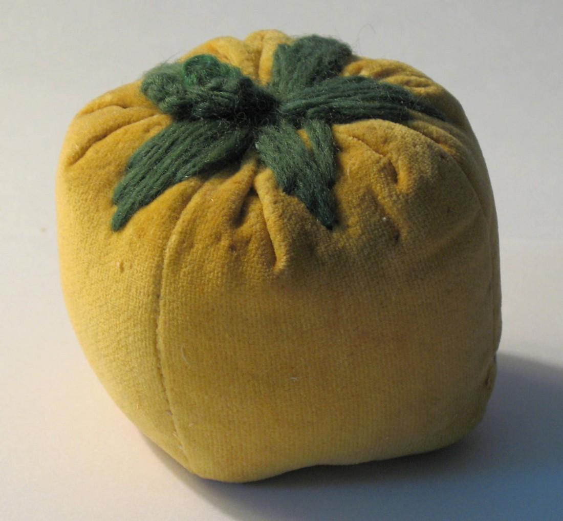 Vintage New England fruit pin cushion. (1 of 2)