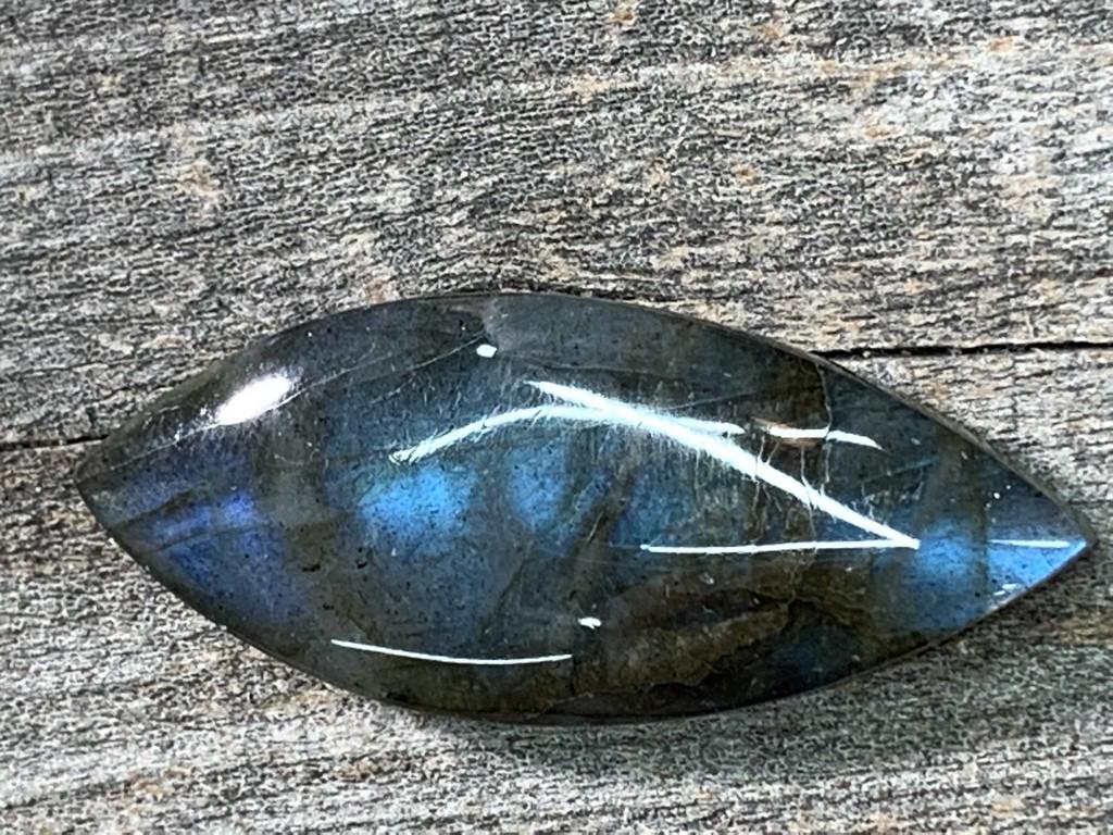 Labradorite 28.6 Carats Loose Gemstone: No Reserve! Labradorite 28.6 Carats Loose Gemstone Shipping: Domestic: Flat-rate of $$$ to anywhere within the contiguous U.S. International: Foreign shipping rates are determined by destination. Comb