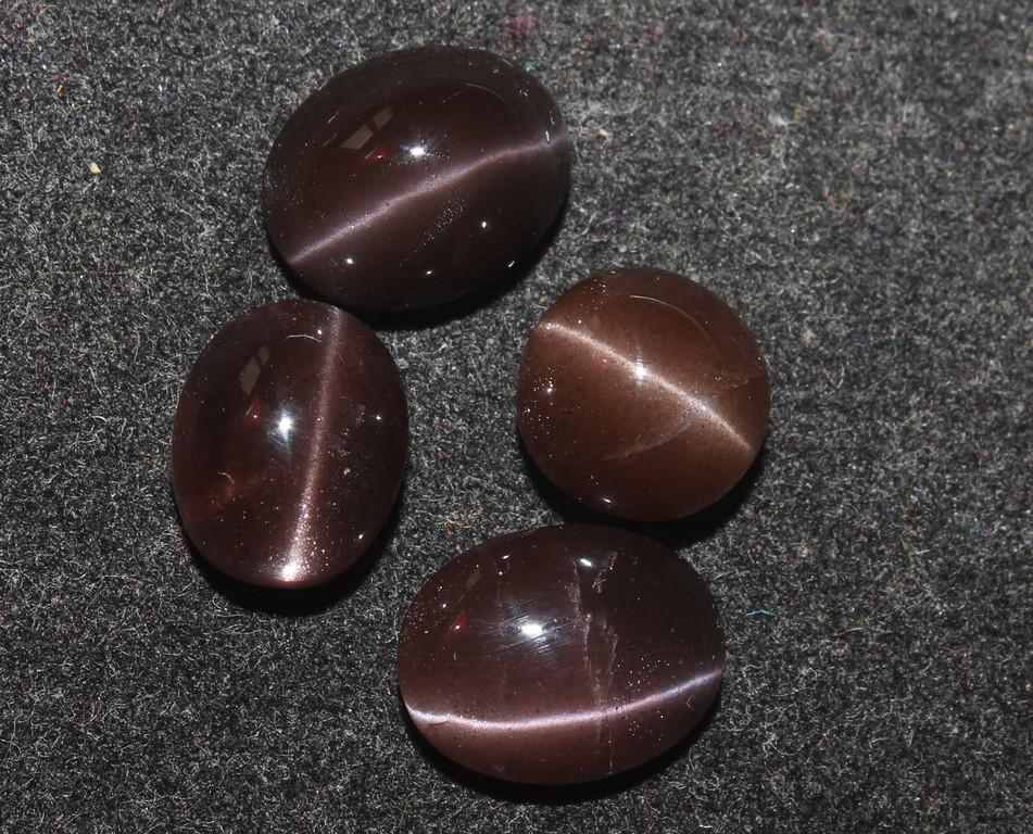 14.54 Ct Natural Spectrolite Cat's Eye Lot: No Reserve! Title: 14.54 Ct Natural Spectrolite Cat's Eye Lot Description: Gemstone : Natural Spectrolite Cat's EyeWeight : 14.54 Carats Dimensions : 11.1x8.6x4.1 mm - 8.5-8.4x6.5 mmShape : Oval Caboc