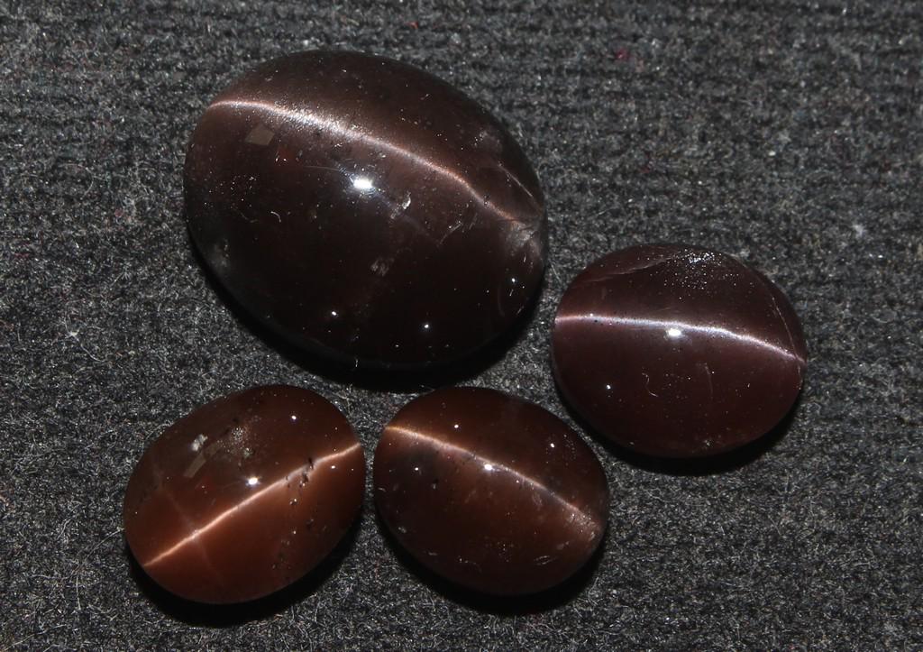 21.35 Ct Natural Spectrolite Cat's Eye Lot: No Reserve! Title: 21.35 Ct Natural Spectrolite Cat's Eye Lot Description: Gemstone : Natural Spectrolite Cat's EyeWeight : 21.35 CaratsDimensions : 14.6x12.1x7.6 mm - 9.3x7.5x6.8 mmShape : Oval Caboc