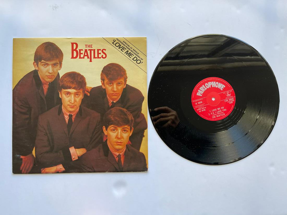 LOVE ME DO THE BEATLES: LOVE ME DO. THE BEATLES. PARLOPHONE. 12R 4949. The Beatles – Love Me Do Label: Parlophone – 12R 4949, Parlophone – 12R4949 Format: Vinyl, 12", 45 RPM, Mono Country: UK Released: 01 Nov 1982. Not