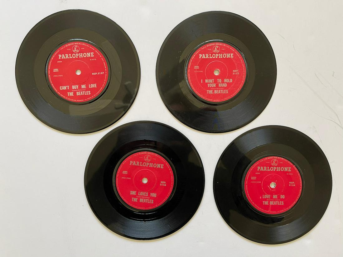 FOUR RED PARLOPHONE BEATLES 45s: FOUR RED PARLOPHONE BEATLES 45s. CAN’T BUY ME LOVE. I WANT TO HOLD YOUR HAND. SHE LOVES YOU. LOVE ME DO. RECORDS AR VG++. Reserve: $15.00 Shipping: Domestic: Flat-rate of $8.00 to anywhere within th