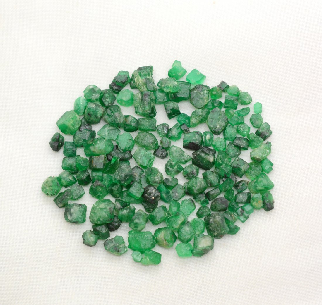 100 CT Top Green Emerald Crystals@ Pakistan: Title: 100 CT Top Green Emerald Crystals@ Pakistan Origin: Pakistan Weight: 100 Carat Size/Dimensions: xxx mm Reserve: $30.00 Shipping: Domestic: Flat-rate of $12.00 to anywhere within the contiguous 